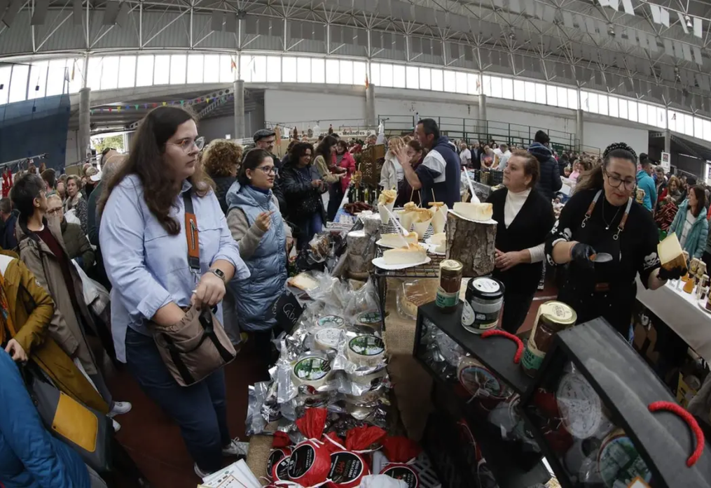 Miles de personas inundan Monterroso en su día grande, la Feira de Santos